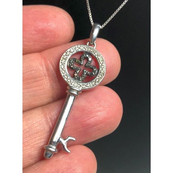1670 Sterling silver 925 Key w/ lucky clover diamond accent Necklace 18" 3.7g - Picture 1 of 3
